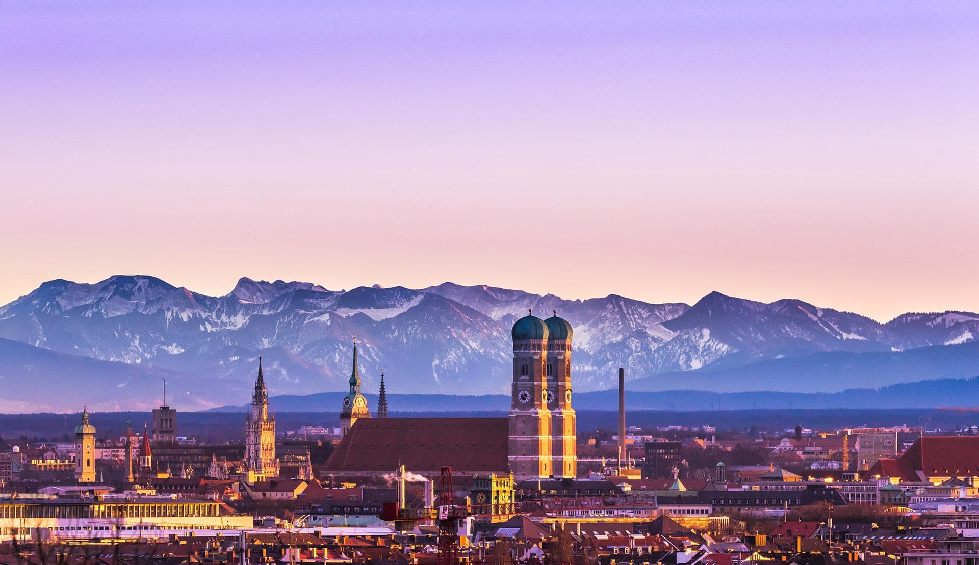 Münchner Altstadt mit Frauenkirche vor den Alpen – Sitz der Kanzlei