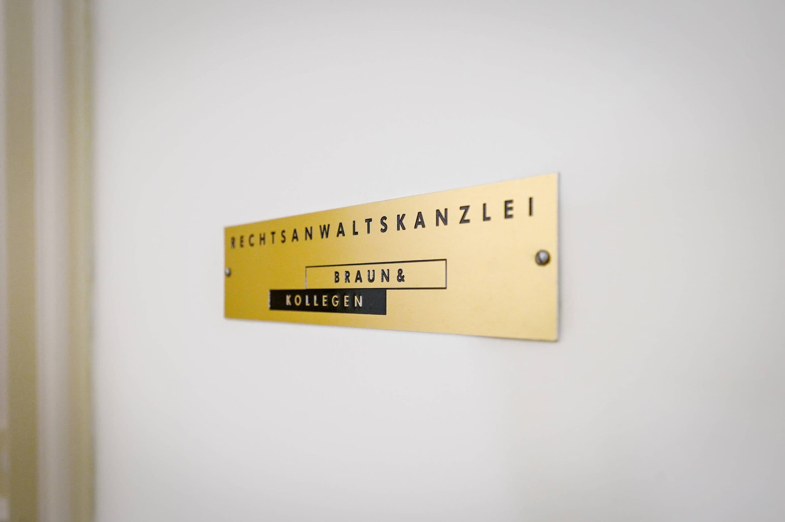 Messingschild der Rechtsanwaltskanzlei Braun & Kollegen