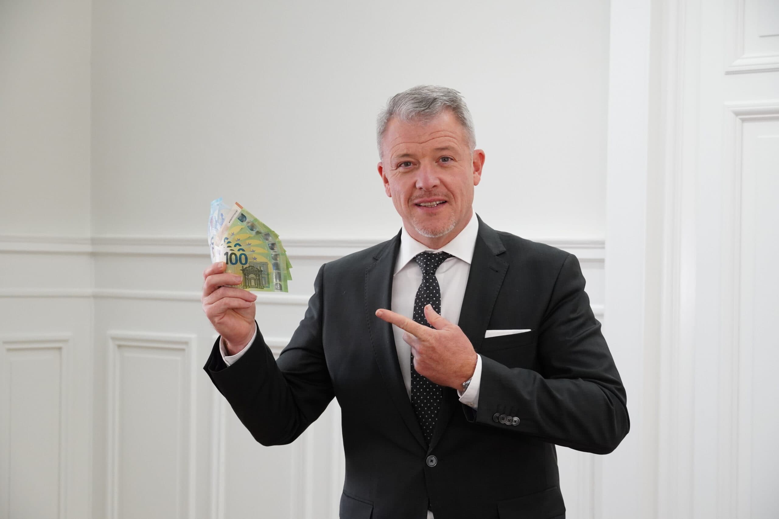 Rechtsanwalt Alexander Braun bei der Arbeit in der Kanzlei